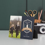 Beste Grampa nach Par | Golf Opa Foto Fotoplatte<br><div class="desc">Feiern Sie einen golfliebenden Großvater an diesem Vatertag oder Großelterntag mit dieser phantastischen,  maßgeschneiderten Foto-Plakette. Im Design steht ein golfthematisches Abzeichen mit den Worten "Best Grampa By Par" mit grünen Lorbeeren und einer Golftasche,  neben einem Foto seiner Enkel. Personalisieren Sie Ihre Daten mit Namen oder einer benutzerdefinierten Nachricht.</div>