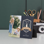 Beste Grampie nach Par | Golf Opa Foto Fotoplatte<br><div class="desc">Feiern Sie einen golfliebenden Großvater an diesem Vatertag oder Großelterntag mit dieser phantastischen,  maßgeschneiderten Foto-Plakette. Im Design steht ein golfthematisches Abzeichen mit den Worten "Best Grampy By Par" mit grünen Lorbeeren und einer Golftasche,  neben einem Foto seiner Enkel. Personalisieren Sie Ihre Daten mit Namen oder einer benutzerdefinierten Nachricht.</div>
