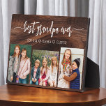 Beste Großkinder Holzfotomaterial Fotoplatte<br><div class="desc">Capture die Liebe zwischen Poppy und seinen Enkelkindern mit unserem Großvater Großkinder Foto Collage Plaque. Diese personalisierte Plakette zeigt eine herzzerwärmende Collage aus Foto, in der wunderschön gepflegte Momente gezeigt werden, die Poppy mit seinen geliebten Enkeln geteilt hat. Um die Fotos herum ist der beliebte Titel "Poppy", der dem Design...</div>