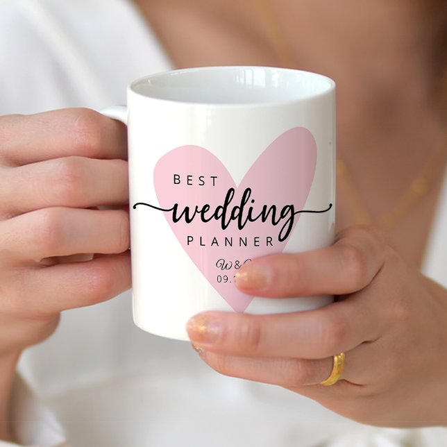 Beste Hochzeitsplaner Rosa Herzinitialen Kaffeetasse (Best Wedding Planner Mug with the bride and groom initials.)