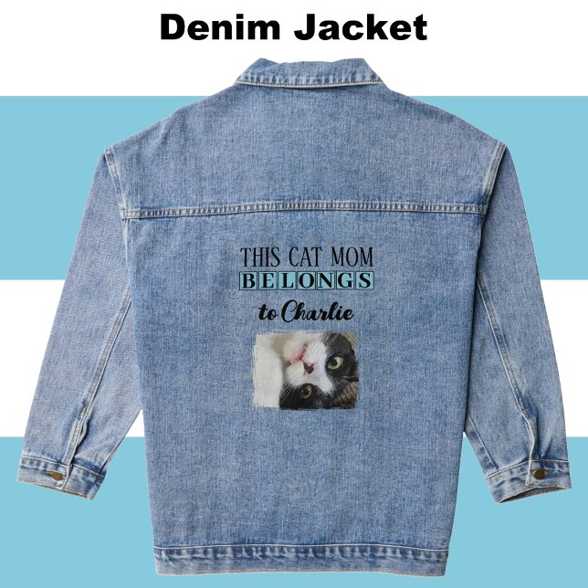 Beste Katzenmutter-Foto gibt den Namen blau an Jeansjacke (Von Creator hochgeladen)