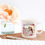 Beste Mama je florale Tasse<br><div class="desc">Beste Mama je florale Tasse. Diese wunderschöne Foto-Tasse mit handbemalten Aquarellfarben-Wildblumen in farbenfrohen Rot-,  Rosa-,  Gold- und lila Farbtönen mit einer niedlichen blauen Libelle,  die perfekt für den Muttertag ist! Finden Sie passende Artikel in der Floral Mother's Day Collection.</div>