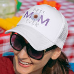 Beste Mama je mit Daisy Image Print (Lila V2) Truckerkappe<br><div class="desc">Beste Mama je mit Daisy Image Print Trucker Hat (lila Version 2). Das niedliche Design zeigt "MAMA" mit einem stilisierten Bild eines als "O" positioniert. Die grafischen Blätter werden auf den beiden "M" überlagert. Die "Liebe immer"-Kopie kann nach Ihren Wünschen geändert werden. Macht das perfekte Geschenk für Ihre beliebte Mutter...</div>
