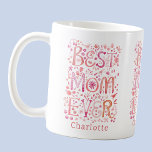 Beste Mama je Personalisiert Kaffeetasse<br><div class="desc">Handgezeichnete Aquarellfarbe Beste Mama jemals Blumendesign in Rosa. Ändern oder entfernen Sie den Namen zu personalisieren. Originelle Kunst von Nic Squirrell. Perfekt,  um deiner Mama oder Stepmutter zu zeigen,  wie viel sie dir am Muttertag bedeutet.</div>
