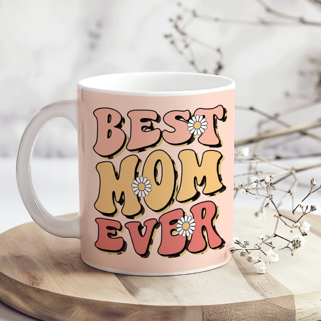 "Beste Mama je" Retro-Rosa-Farbton Kaffeetasse ("Best Mom Ever" Retro Blush Pink White Daisy Coffee Mug on a sunny boho wooden kitchen table)