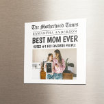 Beste Mama je Zeitung Individuelle Name & Foto Magnet<br><div class="desc">Lege Mama in die Schlagzeilen - buchstäblich! Dieser unglaublich witzig und herzliche quadratische Foto-Magnet ist wie eine Vintage Titelseite der Zeitung gestaltet und enthält Ihren individuelle Name, Ihr Foto und die kühne Überschrift "Best Mama Ever - Voted #1 by Her Favorite People". Dieser Magnet ist perfekt als kleines, aber bedeutendes...</div>