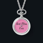 Beste Mutter je Text pink Armbanduhr<br><div class="desc">"Beste Mama je",  elegant in einem lebendigen Schriftart umrahmt,  hebt sich vor einem weichen rosa Hintergrund ab und verleiht den hochgeehrten Matriarchis ein herzliches Lob in einem kühnen und liebevollen Design.</div>