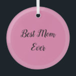 Beste Mutter je Text pink Ornament Aus Glas<br><div class="desc">"Beste Mama je",  elegant in einem lebendigen Schriftart umrahmt,  hebt sich vor einem weichen rosa Hintergrund ab und verleiht den hochgeehrten Matriarchis ein herzliches Lob in einem kühnen und liebevollen Design.</div>