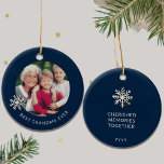 Beste Oma je Foto Keramik Ornament<br><div class="desc">Feiern Sie die herzerwärmende Verbindung zwischen den Generationen mit diesem Besten Oma-Ever-Foto-Ornament. Die Vorderseite zeigt stolz mit ihren geliebten Enkelkindern ein hochgeschätztes Foto einer Großmutter, das die Freude und Liebe, die sie teilen, einfängt. Auf der Rückseite verkörpert "Cherished Erinnerungen Together" elegant die besonderen Momente, die als Familie geschaffen wurden, während...</div>