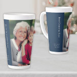 Beste Oma je Latte-Tasse Milchtasse<br><div class="desc">Feiern Sie die herzerwärmende Verbindung zwischen den Generationen mit dieser besten Oma je Latte Tasse. Diese Tasse zeigt stolz mit ihren geliebten Enkelkindern ein hochgeschätztes Foto einer Großmutter, das die Freude und Liebe, die sie teilen, einfängt. Mit "Cherished Erinnerungen Together", elegant in den tieferen Dritteln dargestellt, und einer sinnvollen Touch,...</div>