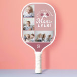 Beste Pickleball-Mama je Personalisiertes 4-Foto-G Pickleball Schläger<br><div class="desc">Gönnen Sie Ihrer Pickleball-Mutter ein lustiges Geschenk mit unserer personalisierten besten Pickleball-Mutter aller Zeiten! personalisiertes Pickleball Paddel. Das Design zeichnet sich durch die "Beste Pickleball-Mama aller Zeiten" aus, die in einem modernen Typografie-Design entworfen wurde. Personalisieren Sie Ihre Daten mit einem Monogramm auf der Vorder- und Rückseite zusammen mit vier speziellen...</div>