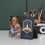 Bester Abuelo nach Par | Golf Opa Foto Fotoplatte<br><div class="desc">Feiern Sie einen golfliebenden Großvater an diesem Vatertag oder Großelterntag mit dieser phantastischen,  maßgeschneiderten Foto-Plakette. Im Design steht ein golfthematisches Abzeichen mit den Worten "Best Abuelo By Par" mit grünen Lorbeeren und einer Golftasche,  neben einem Foto seiner Enkel. Personalisieren Sie Ihre Daten mit Namen oder einer benutzerdefinierten Nachricht.</div>