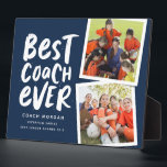 Bester Coach je Marine zwei Foto Team Danke Fotoplatte<br><div class="desc">Wir bedanken uns bei einem tollen Coach und feiern eine wunderbare Saison mit dieser lustigen 2-Foto-Plakette mit einem marinebasierten und weißen Farbschema. Personalisieren Sie es auch mit Ihrem eigenen Text, um an eine erfolgreiche Saison zu erinnern. Es ist eine tolle Möglichkeit, Ihre Wertschätzung für jede Sportsaison und Sportler jung und...</div>