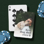 Bester Hund-Vater je | Vatertag-Foto Spielkarten<br><div class="desc">Schaffen Sie ein süßes Vatertagsgeschenk für einen hingebungsvollen Papa mit diesen niedlichen Foto Spielkarten. Passen Sie mit einem Lieblings-Foto seines Furbaby,  mit "bester Hundedad" überlagert in modernen grauen Schriften mit einer Pappdruck-Illustration.</div>