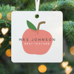 Bester Lehrer | Apple Niedlich Fun Modern Name Sca Ornament Aus Metall<br><div class="desc">Eine schlichte, stilvolle, lebendige, apfelförmige Weihnachtsbaumdekoration in einem lustigen, trendigen, skandinavischen minimalistischen Stil in Schattierungen oder Rot-Rosa und Grün, die leicht mit dem Namen Ihrer Lehrer personalisiert werden können, indem "Mrs. Johnson" ersetzt wird und ein Slogan "Best Teacher" ersetzt wird, um ein wirklich einzigartiges Dankeschön für Ihre Lehrerin zu machen!...</div>