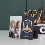 Bester Mohn nach Par | Golf Opa Foto Fotoplatte<br><div class="desc">Feiern Sie einen golfliebenden Großvater an diesem Vatertag oder Großelterntag mit dieser phantastischen,  maßgeschneiderten Foto-Plakette. Im Design steht ein golfthematisches Abzeichen mit den Worten "Best Poppy By Par" mit grünen Lorbeeren und einer Golftasche,  neben einem Foto seiner Enkel. Personalisieren Sie Ihre Daten mit Namen oder einer benutzerdefinierten Nachricht.</div>
