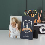 Bester Opa nach Par | Golf Opa Foto Fotoplatte<br><div class="desc">Feiern Sie einen golfliebenden Großvater an diesem Vatertag oder Großelterntag mit dieser phantastischen,  maßgeschneiderten Foto-Plakette. Im Design steht ein golfthematisches Abzeichen mit den Worten "Bester Opa von Par" mit grünen Lorbeeren und einer Golftasche,  neben einem Foto seiner Enkel. Personalisieren Sie Ihre Daten mit Namen oder einer benutzerdefinierten Nachricht.</div>