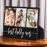 Bester Papa je - Fotomaterial zum Vater Fotoplatte<br><div class="desc">Feiern Sie Ihren Vater mit dem "Best Daddy Ever" Foto Collage Plaque, eine herzliche Hommage an den Mann, der die Welt für Sie bedeutet. Diese wunderschön gestaltete Plakette besticht durch eine hochwertige, individuell gestaltbare Collage aus Foto, in der Sie wertvolle Erinnerungen und besondere Momente vorstellen können. Die Collage ist elegant...</div>