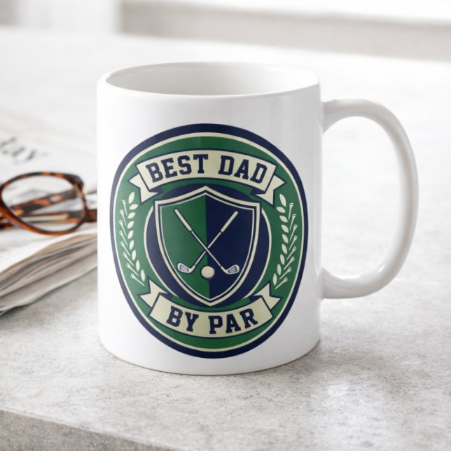 Bester Papa von Par Golfball Lustiges Golfggeschen Kaffeetasse (Best Dad By Par mug for golf dads. Perfect for a good cup of coffee before heading to the greens. )