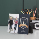 Bester Pop nach Par | Golf Opa Foto Fotoplatte<br><div class="desc">Feiern Sie einen golfliebenden Großvater an diesem Vatertag oder Großelterntag mit dieser phantastischen,  maßgeschneiderten Foto-Plakette. Im Design steht ein golfthematisches Abzeichen mit den Worten "Best Pop by Par" mit grünen Lorbeeren und einer Golftasche,  neben einem Foto seiner Enkel. Personalisieren Sie Ihre Daten mit Namen oder einer benutzerdefinierten Nachricht.</div>