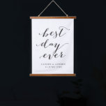 Bester Tag je Personalisierte Hochzeitsgeschenke Wandteppich Mit Holzrahmen<br><div class="desc">Ein wunderschönes Hochzeitsgeschenk für frische Weds mit der Phrase "bester Tag aller Zeiten" im modernen schwarzen Kalligraphie-Schriftart,  personalisiert mit dem Namen des glücklichen Ehepaares darunter.</div>