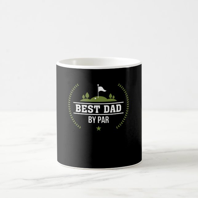 Bester Vater durch Gleichheits-Golf-Vater-lustiges Kaffeetasse (Mittel)