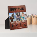 Bester Vater je 3 Foto Collage Vathers Day Fotoplatte<br><div class="desc">Vintages braunes Leder-Look "BEST VATER EVER" fett gedruckte Typografie geprägt aussehen (ES IST NICHT WIRKLICH EMBOSSED LEATHER,  DER EMBOSS EFFECT IST PAPER DRUCKT!) Pater's Day Plakette personalisiert mit Ihren 3 Fotos,  Ihrem Text,  und Unterschrift.</div>