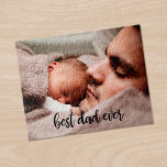 Bester Vater je benutzerdefiniertes Foto Modernes  Puzzle<br><div class="desc">Erstellen Sie einen lustigen Sake für Ihren Papa, indem Sie Ihr eigenes Foto zu einem Puzzle mit "bester Papa je" hinzufügen, das ganz unten in einem modernen Schriftart mit handgeschriebenen, schwarzen Schriften geschrieben ist. Ein perfektes Geschenk für den Vatertag. Wenn Sie Probleme mit der Platzierung oder Größensortierung Ihres Fotos haben,...</div>