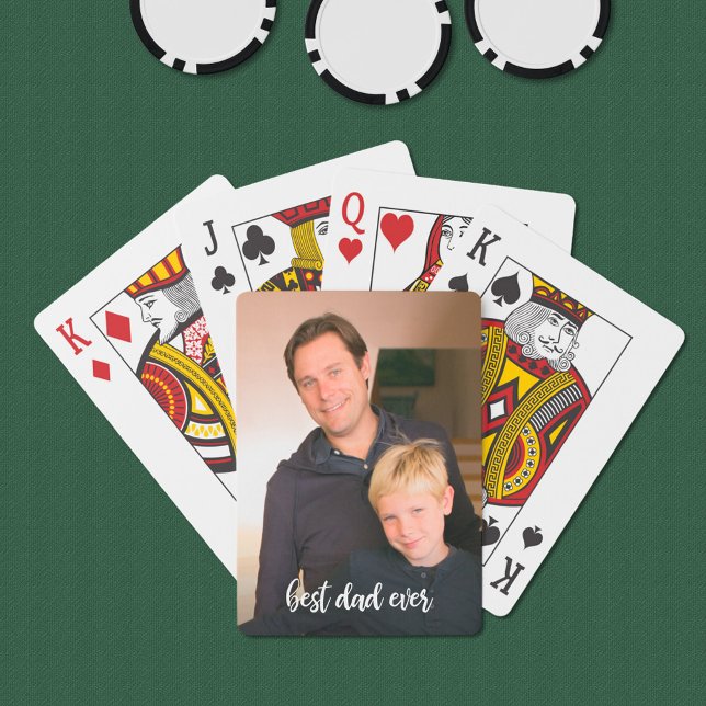 Bester Vater je benutzerdefiniertes Foto Weißes Sk Spielkarten (Best Dad Ever Custom Photo White Script Playing Cards, in situ)