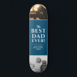 Bester Vater je Blauer Vater Tag 2 FotoCollage Skateboard<br><div class="desc">Modern Best Vater Ever Blue Vatertag 2 Foto Collage Skateboard mit Namen. Trendy weiße Typografie ist auf einem dunkelblauen Hintergrund. Fügen Sie 2 Lieblings-Fotos und Ihre Namen in der süßen Nachricht hinzu. Dieses moderne, maßgeschneiderte Skateboard ist ein perfektes Geschenk für einen Papa oder einen neuen Papa am Vatertag, Geburtstag oder...</div>