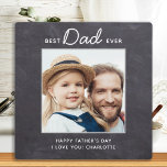 Bester VATER je Custom Foto Chalkboard Vatertag Fotoplatte<br><div class="desc">Überraschen Sie Papa diesen Tag mit einer personalisierten Foto-Plakette. "Best VATER Ever" Personalisieren Sie diese Papa-Plakette mit Lieblings-Foto, Nachricht und Namen. Besuchen Sie unsere Kollektion für die Tagesgeschenke und die personalisierten Papa-Geschenke. COPYRIGHT © 2020 Judy Burrows, Black Dog Art - Alle Rechte vorbehalten. Bester VATER je Custom Foto Chalkboard Vatertag...</div>