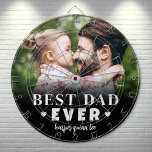 Bester Vater je Foto Dartscheibe<br><div class="desc">Bester Vater je Personalisiert Dartboard. Dieses individuelle Dartboard ist eine lustige und sinnvolle Art, Vater zu feiern. Das Design ist nur auf einer Seite gedruckt. Es zeigt "Bester Vater je" in fett gedruckter, moderner Typografie mit zwei kleinen Herzen auf jeder Seite des Wortes "Ever" für eine süße und liebevolle Touch....</div>