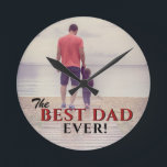 Bester Vater je Moderne Typografie Vatertag Foto Runde Wanduhr<br><div class="desc">Bester Vater je Moderne Typografie Vatertag Foto Rundschau. Modernes Design mit Text in Schwarz und Rot. Der Text überlagert das volle Foto - fügen Sie Ihr Lieblings-Foto und machen Sie ein einzigartiges Geschenk für einen Vater,  neuen Vater oder Großvater für Vatertag,  Geburtstag oder Weihnachten. Ist ein süßer Sake.</div>