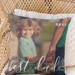 Bester Vater je Modernes, einfaches und spielerisc Kissen<br><div class="desc">Design besteht aus moderner und spielerischer Schriftzeichen. Fügen Sie Foto der Familie hinzu.</div>