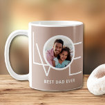 Bester Vater je Modernes Foto Vatertag Kaffeetasse<br><div class="desc">Die Tasse Best Vater Ever Foto ist mit dem Wort LIEBE in Weiß auf einem beigen Hintergrund dekoriert. Einfach mit Ihrem Foto anpassbar. Macht ein besonderes Vatertagsgeschenk.</div>
