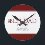 Bester Vater je Roter Schwarzer Vatertag Runde Wanduhr<br><div class="desc">Moderner Bester Vater je Rot Schwarz Vatertag Uhr. Das Design hat moderne Typografie in Schwarz und Rot und elegante dunkelrote Streifen. Personalisieren Sie Ihre Namen. Großartiges Geschenk und Sake für einen Vater oder Großvater zum Geburtstag oder Geburtstag des Vaters.</div>