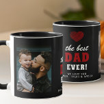 Bester Vater je Rotes Herz Schwarz 2 Foto Tasse<br><div class="desc">Bester Vater je Red Heart Black 2 Foto Kaffee Tasse. Personalisieren Sie es mit zwei Fotos und Namen. Sie können jeden Text auf der Tasse ändern oder löschen. Eine personalisierte Foto-Tasse ist das ideale Geschenk für einen Papa oder einen neuen Papa am Vatertag.</div>