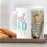 Bester Vater je Typografie und benutzerdefiniertes Jumbo-Tasse<br><div class="desc">Lade dein Foto auf diese Jumbo-Kaffee-Tasse für den besten Vater aller Zeiten hoch. Stilvolle Typografie-Design liest einfach "Best Vater Ever" in einer modernen Mischung aus Schrift, Serif und serifenlosen Schriftart. Die Fotovorlage ist Set für Sie, um eines Ihrer Lieblingsbilder der Kinder, Papa oder der Familie hinzuzufügen. Das Design hat eine...</div>
