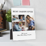 Bester Vater je Vatertag 4 Foto Collage Fotoplatte<br><div class="desc">Moderne zeitgenössische BEST DADDY EVER Happy Vatertag 4 Familie Foto Collage Sake einfache Weiß-und Schwarz-Plakette mit einer fett Typografie Drehvorlage. Erstellen Sie Ihre eigene Version mit vier Familienbildern und Ihrem Text! Sie können die Farben des Textes und des Hintergrunds ändern. Es kann ein niedliches personalisiertes Geschenk für Ihren Vater oder...</div>