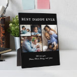 Bester Vater je Vatertag 4 Foto schwarz Collage Fotoplatte<br><div class="desc">Moderne zeitgenössische BEST DADDY EVER Happy Vatertag 4 Familie Foto Collage Sake einfache Weiß-und Schwarz-Plakette mit einer fett Typografie Drehvorlage. Erstellen Sie Ihre eigene Version mit vier Familienbildern und Ihrem Text! Sie können die Farben des Textes und des Hintergrunds ändern. Es kann ein niedliches personalisiertes Geschenk für Ihren Vater oder...</div>