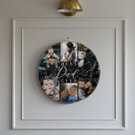 Bester Vater je | Vatertag 6 FotoCollage Dartscheibe<br><div class="desc">Feiern Sie Ihren Papa mit unserem Best Vater jemals Foto Collage Dartboard. Dieses personalisierte Dartboard eignet sich perfekt für den Vatertag oder jeden besondere Anlass und bietet eine 6-Foto-Collage, um Ihre Lieblings-Erinnerungen zu präsentieren. Die Phrase "Best Vater Ever" ist in elegantem, schwarzem Drehbuch mit klassischen Serif-Akzenten für einen modernen, herzlichen...</div>