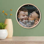 Bester Vater je Vatertagsfamilie Volles Foto Uhr<br><div class="desc">Bester Vater je Vatertag Familie Vollmond Foto Uhr. Die Wanduhr zeigt ein komplettes Foto Ihrer Familie und enthält neben dem Namen jedes Familienmitglieds auch die Worte "Bester Vater je". Diese personalisierte Uhr ist der perfekte Weg, um Ihrem Vater zu zeigen, wie wichtig es Ihnen ist. Großartig als Geschenk für den...</div>