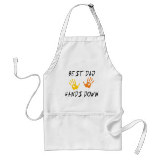 Bester Vater übergibt unten Geschenk Schürze