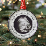 Bestes Geschenk für alle Ultrasound Baby Foto Imit Ornament Aus Metall<br><div class="desc">Feiern Sie das wertvolle Geschenk Ihres neuesten Familienmitglieds mit einem stilvollen Ein-Foto-Rundmetallschmuck. Ein geschlechtsneutrales Design ist für einen neuen kleinen Jungen oder ein neues Mädchen geeignet. Aufnahme und Bild auf dieser Vorlage sind einfach zu personalisieren. (IMAGE & TEXT DESIGN TIPS: 1) Um die Position der Formulierung anzupassen, fügen Sie Leerzeichen...</div>