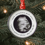 Bestes Geschenk für jedes Ultrasound Baby Foto Ein Ornament Aus Metall<br><div class="desc">Das beste Weihnachtsgeschenk für alle Zeiten. Feiern Sie das wertvolle Geschenk Ihres neuesten Familienmitglieds mit einem stilvollen Ein-Foto-Rundmetallschmuck. Ein geschlechtsneutrales Design ist für einen neuen kleinen Jungen oder ein neues Mädchen geeignet. Aufnahme und Bild auf dieser Vorlage sind einfach zu personalisieren. (IMAGE & TEXT DESIGN TIPS: 1) Um die Position...</div>