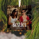 BESTES-Geschenk für Personalisierte Niedliche BEST Ornament Aus Metall<br><div class="desc">Lass einer bestie wissen, wie sehr sie mit diesem geliebt wird; Niedlich Modern Custom Foto Besties Weihnachtsschmuck. Design bietet lustige weiße Typografie, die 'Besties' heißt. Laden Sie einfach Ihr Lieblingsbild hoch und personalisieren Sie die Namen/s. Die Textfarbe kann mit dem Werkzeug 'Weitere Anpassung' geändert werden. Schenkt Weihnachten, Geburtstagen oder anderen...</div>