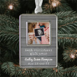 Bestes Geschenk je Ultrasound Baby Foto Imitate Wo Rahmen-Ornament Silber<br><div class="desc">Feiern Sie das wertvolle Geschenk Ihres neuesten Familienmitglieds mit einem stilvollen, rechteckigen Metallschmuck aus einem Foto. Ein geschlechtsneutrales Design ist für einen neuen kleinen Jungen oder ein neues Mädchen geeignet. Aufnahme und Bilder auf dieser Vorlage sind einfach zu personalisieren. (IMAGE-DESIGN-TIPP: Um das Foto genau so zu zentrieren, wie Sie gewollt...</div>