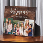 Bestes Holz Papa Grandpa Großkinder Foto Collage Fotoplatte<br><div class="desc">Capture die Liebe zwischen Papa und seinen Enkelkindern mit unserem Großvater Großkinder Foto Collage Plaque. Diese personalisierte Gedenktafel beherbergt eine herzerwärmende Collage aus Foto, in der wunderbar die von Papa und seinen geliebten Enkelkindern geteilten wertvollen Momente präsentiert werden. Um die Fotos herum ist der beliebte Titel "Poppy", der dem Design...</div>