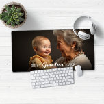 Bestes Oma Granparent-Foto Schreibtischunterlage<br><div class="desc">Modern Best Oma oder Großeltern Foto Mouse Pad Desk Mat. Fügen Sie Ihr Lieblings-Foto und Text für ein lustiges personalisiertes Design! Bitte kontaktieren Sie uns unter cedarandstring@gmail.com ,  wenn Sie Hilfe beim Design oder den passenden Produkten benötigen.</div>
