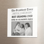 Bestes Oma je Custom Newspaper Headline Foto Magnet<br><div class="desc">Machen Sie den Kühlschrank mit diesem lustigen und herzlichen Magneten der besten Oma je Zeitung zu Titelnachrichten! Personalisiert mit ihrem Namen und einem hochgeschätzten Foto, ist dieses Sondergeschenk eine süße Erinnerung, dass Oma immer schlagzeilentauglich ist. Ob zum Muttertag, zum Großelterntag, zum Geburtstag, oder einfach nur weil - dieser Mini-Magnet macht...</div>
